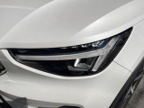 【LEDヘッドライト】悪天候や夜間走行時も良好な視界を確保し、安心して運転できる高輝度LEDヘッドライト!北欧神話に登場する「トールハンマー」をモチーフにした、一目でボルボとわかるデザインです。