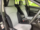 明るい色調のシートと落ち着いた配色が、運転席まわりにすっきりとした印象をもたらします。前方や側方の窓から周囲を見渡しやすく、座った際も自然な姿勢で過ごしやすい空間です。
