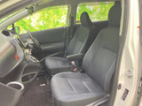 前席はシートの形状に沿って腰掛けやすく、運転席と助手席の間にもゆとりが感じられます。窓からの視界が広く、明るい室内で、日常の移動から長時間の乗車まで快適に過ごせます。