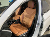 ヴァーネスカレザーシート・シートヒーティング。ヴァーネスカレザーは多くのBMWモデルで採用されているレザーでシボが細かく柔らかい印象のレザー。高級感、機能性、耐久性を備えています。