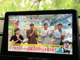 画面にはテレビ番組が表示され、映像を見ながら車内で過ごす時間を楽しめます。大きく見やすい表示で、同乗者との移動中のひとときにも便利に活用できます。