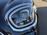 LEDヘッドライトは内側にあるため、前方に勢いを感じさせる鋭い顔つきになります。