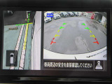 ナビ画面にアラウンドビュ-モニタ-の映像を映し出しています。  狭い場所での車庫入れをサポ-トしてくれる便利アイテムです。