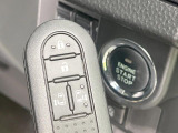 【スマートキー】カバンやポケットに入れたままでもドアの施錠・解錠が可能なスマートキーを装備。エンジンのオン・オフ時もカギを取り出す必要が無いからとっても便利です♪