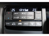 運転席と助手席の温度設定の変更が可能な左右独立タイプのデュアルエアコンです♪♪♪暑がりな人・寒がりな人も誰もが車内を快適にお過ごしいただけます♪♪♪