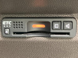 ETC車載器を手の届きやすい位置に備え、カードの挿入や取り出しに活用できます。動作を知らせるランプや音量ボタンも備わり、高速道路を利用する際に便利な装備です。