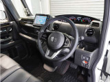 ◆視界広々で非常に運転しやすくロングドライブでも疲れを感じさせないすっきりとまとまったインパネ周りです。