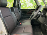 前席は視界が開けており、運転席から周囲の様子を確認しやすいレイアウトです。シートには落ち着いた色合いの生地が使われ、身体を預けやすい形状で、毎日の移動を快適に過ごせます。