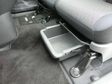 助手席シートの下にはアンダーボックスも装備してます★