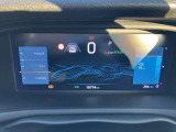 車の状態を示す重要なデータをデジタル表示し、ドライバーは真正面で確認できます。ディスプレイは、カスタマイズできます。