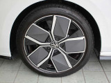 純正18インチアルミホイールが装着されております。モデル別にデザインされておりこちらの車両を足元からイメージに合うように考えられております。車のデザインを印象付けるのではないでしょうか?