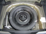 《車載工具》 荷室床下に収納しています。万一のトラブル時などにお使いいただけます。