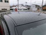 ルーフは目立つキズやへこみなどはない状態です。