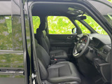 前席は身体を受け止めるシート形状で、運転席からの視界も広く確保されています。落ち着いた色合いの室内はまとまりがあり、乗り降りの際にもゆとりを感じます。