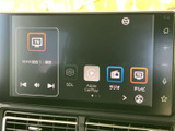 画面にはテレビやラジオ、Apple CarPlayなどのメニューが表示され、選べる機能を確認しやすい構成です。タッチ画面上に項目が並び、目的に合わせて選びやすい印象です。