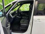 前席は運転席と助手席の間にゆとりがあり、乗り降りの際も動きやすい印象です。見通しのよい車内から周囲を確認しやすく、日々の移動を落ち着いて楽しめます。