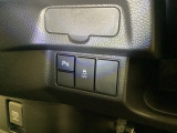 VSA装備車です。VSAはドライバーの操作と車の動きを見守っています。もし車の挙動が乱れたとき、4輪別々にブレーキをかけたり、エンジンパワーをしぼることによって車を安定させます。