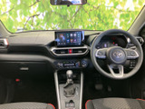 運転席から前方を見渡しやすく、各部が手の届く範囲にまとまった室内です。シートの赤い縁取りがアクセントとなり、毎日の乗り降りも気持ちよくお使いいただけます。