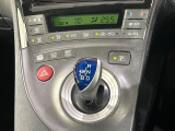 【オートエアコン】一度お好みの温度に設定すれば、車内の温度を検知し風量や温度を自動で調整。暑い&hellip;寒い&hellip;と何度もスイッチ操作をする必要はありません。快適な車内空間には必須の機能ですね♪