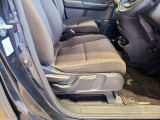 【運転席ハイトアジャスター】シートの高さを調整でき、視界を合わせやすく運転しやすいポジションに設定できます。