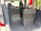 後席シートはスライド可能です。荷物をたくさん積みたい時に便利です♪