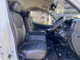 前席は座面と背もたれにゆとりが感じられ、落ち着いて座れる空間です。運転席まわりまで見通しやすく、乗り降りの際も室内の様子を確かめやすいレイアウトです。