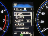 【レーンディパーチャーアラート】道路上の白線(黄線)をカメラで認識、ドライバーがウインカー操作を行わずに車線を逸脱する可能性がある場合、ブザーとディスプレイで注意喚起。