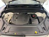 ボルボのマイルドハイブリッドは、ブレーキング時に放出されるエネルギーを電力に変換し、48Vのバッテリーに回収。加速時に再利用することで燃料消費を低減し、排出ガスの発生を最小限に抑えます。