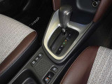 電動パーキングブレーキ・ブレーキホールドを装備してます。ホールド機能は信号待ちが多い一般道で疲労軽減になり、大好評です!