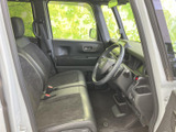 広々とした室内空間は、ドライバーもリラックスできます。視界も広く、運転に集中できる空間です。快適なドライブをサポートします。