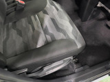 痛みの出やすい運転席シートの角、フロアマット、座面、ともに良好です