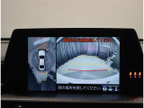バックモニター付き。駐車の際のサポートとなり、必須アイテムのひとつですよね。それでも、バックする際は必ずご自身の目で確認をしてください。パノラミックビューで上から見下ろした視点でも確認できます!