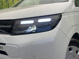 【LEDヘッドライト】悪天候や夜間走行時も良好な視界を確保し安心して運転できる高輝度LEDヘッドライトを装備!点灯速度が早く、消費電力も抑えられています。