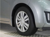 ◆純正ホイール装着車◆シンプルなデザインのホイールキャップ付きです。