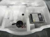 パンク修理剤とエアーポンプのセットです。スペアタイヤは装備していませんが空いたスペースを小物入れとして使用できます