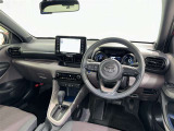 運転席まわりです。 各操作スイッチは使いやすい位置に配置されてます。