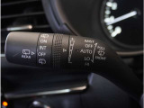 【オートワイパー機能】レバーをAUTOの位置にしているとき、レインセンサーが雨を感知すると、雨量に応じて、ワイパーが自動で作動します。