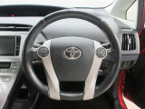 ステアリングから手を離さず、運転に集中したままオーディオ等の操作ができます。