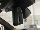 自動防眩機能を備えたルームミラー。ETC車載器を搭載しておりスタイリッシュかつ機能性を兼ね備えております。