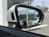 ◆車線変更時の安全運転をサポートするブラインドスポットモニター◆死角にいる車両を検知◆ドアミラーの警告灯でドライバーにお知らせ◆安心・安全なドライブをサポート◆
