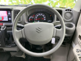 運転席正面に配置されたステアリングは、握りやすい円形の形状で、運転姿勢を整える際にも自然に手を添えられます。前方を見ながら車両の向きを調整する、運転の基本を支える装備です。