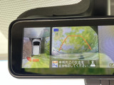 後方の映像に加え、車両周辺を確認できる画面表示が備わっています。駐車時などに周囲の状況を目で確かめる助けとなり、慎重に車庫入れしたい場面で心強い装備です。