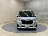 お車購入のポイントとなるフロントマスクです!シャープな目つきが印象的なデザインのヘッドランプです。