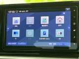 画面には名称検索や履歴、電話番号、自宅のほか、テレビや音楽などのメニューが並びます。タッチ操作で目的の項目を選びやすく、日常の移動や休憩時に活用できます。