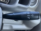 手になじみやすい形状で、運転中に握る部分や周辺のスイッチを確認しやすい設計です。前方を見ながら手元の操作にも対応しやすく、日常の運転をサポートします。