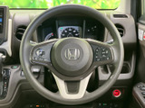 握りやすい位置にスイッチ類がまとまり、運転姿勢を大きく変えずに各種操作へ手を伸ばせます。メーターとの位置関係も自然で、運転中に視線を前方へ向けながら手元の操作を行いやすい配置です。
