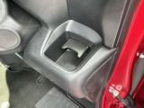 運転席の手の届きやすい位置にドリンクホルダーがある為、とても便利です!