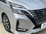 【LEDヘッドライト】悪天候や夜間走行時も良好な視界を確保し安心して運転できる高輝度LEDヘッドライトを装備!点灯速度が早く、消費電力も抑えられています。