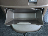 足元には便利なセンターロアボックスを設置。車内を整理しやすく、使い勝手の良さが魅力です。