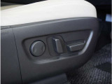【パワーシート】電動で座面を前後上下に動かすことができます。簡単に運転しても疲れにくい姿勢に調整できます。
